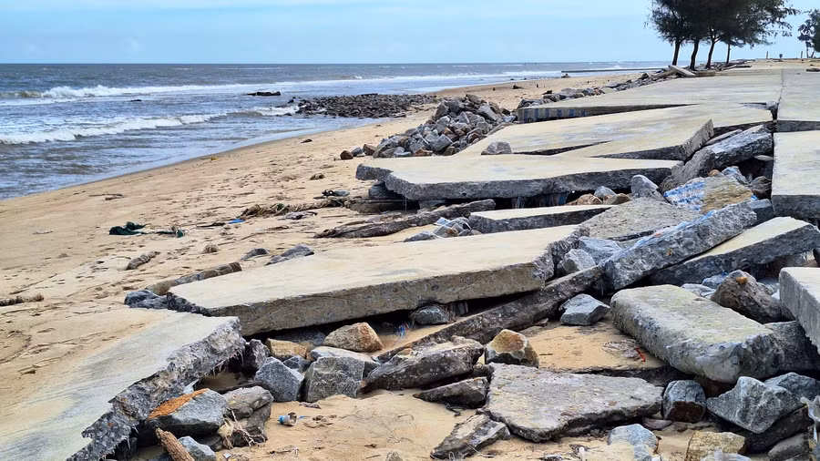 Một đoạn dài bờ biển phường Thuận An, TP Huế bị sóng biển đánh tan nát.