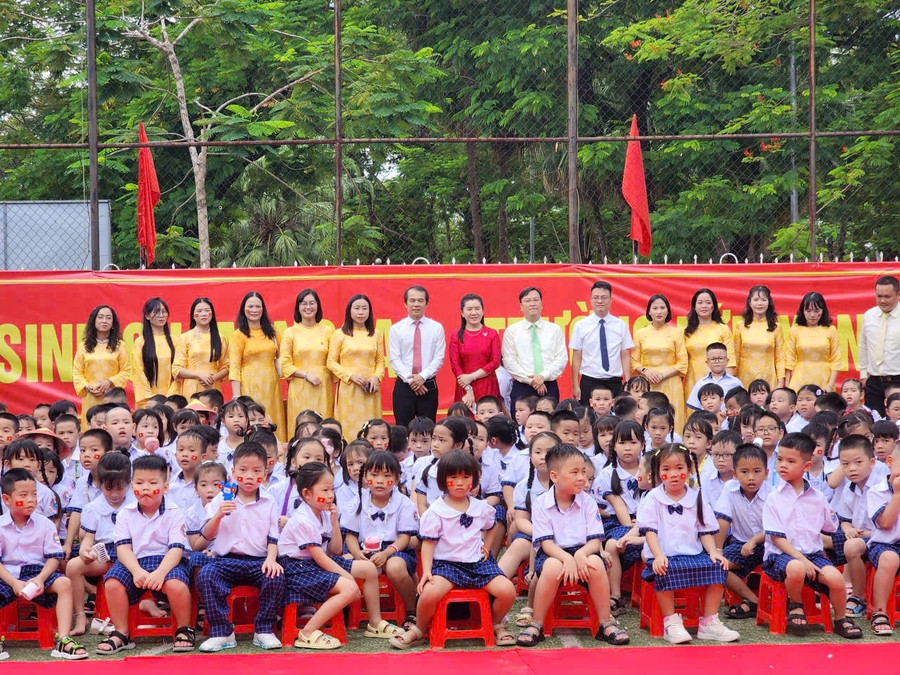 Lãnh đạo phường Phú Xuân, nhà trường và các học sinh chụp ảnh lưu niệm. z6979148057895-4114f7526113d8639579157df35e8808.jpg