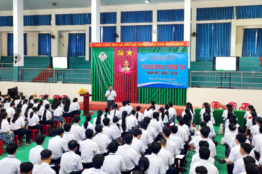 Tuần sinh hoạt chính trị cho học sinh. z6971701369840-658bb57e102928f6c9f27aac09cd23f1.jpg