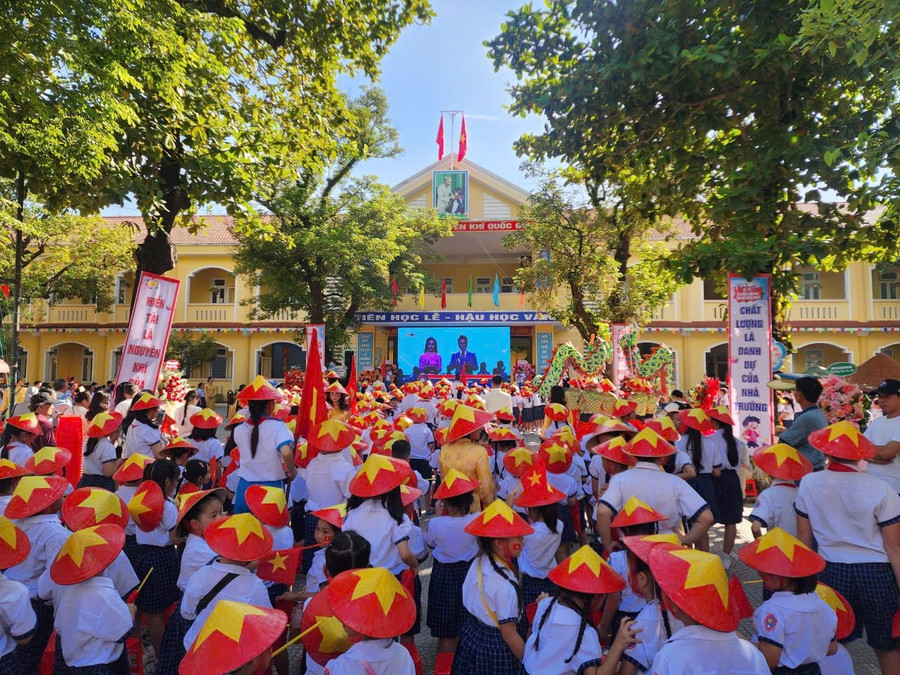 Học sinh nhà trường đội nón lá sao vàng Việt Nam trong lễ khai giảng năm học mới. z6979148076416-acce93062632d0e5ea66fe33055fcf0a.jpg