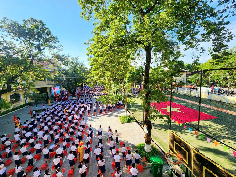 Không khí hào hùng, trang nghiêm ở lễ khai giảng Trường Tiểu học Trần Quốc Toản, phường Phú Xuân, TP Huế. z6979148076691-0751fd906544a34e00ce80702a2b8f59.jpg
