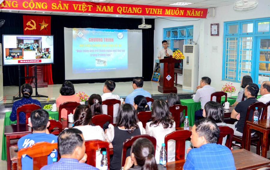Hội nghị về "Đưa ngoại ngữ thành ngôn ngữ thứ 2 trong trường học" z6971670881698-e36aab6a0c0b6243b08cab3d93efd3a9.jpg
