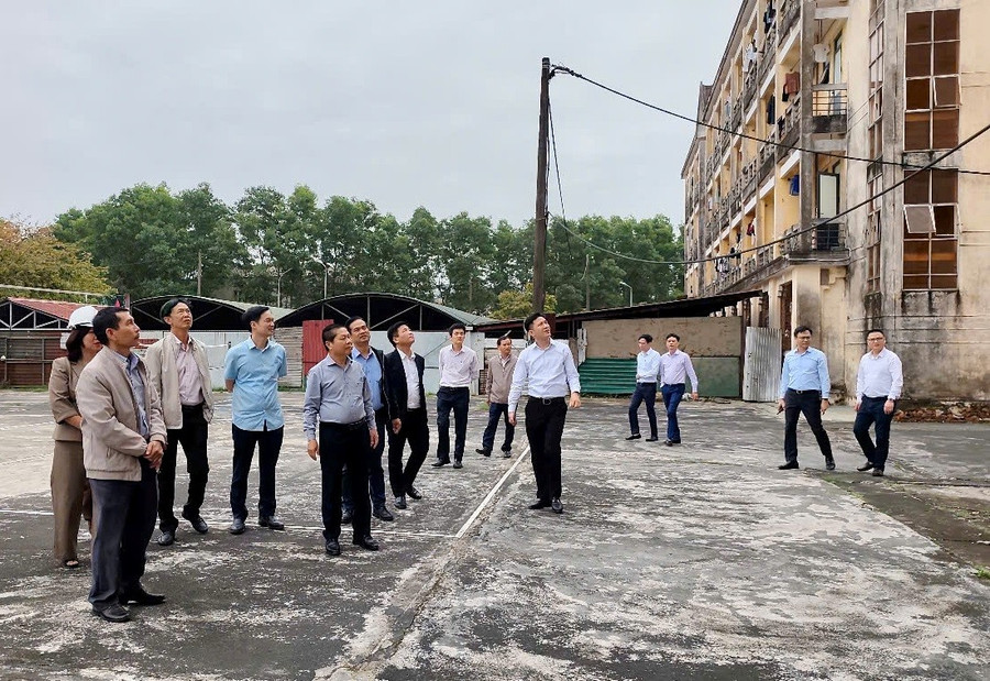 Đoàn làm việc của Thứ trưởng Lê Tấn Dũng đi kiểm tra các công trình, dự án của Đại học Huế sáng 14/4.