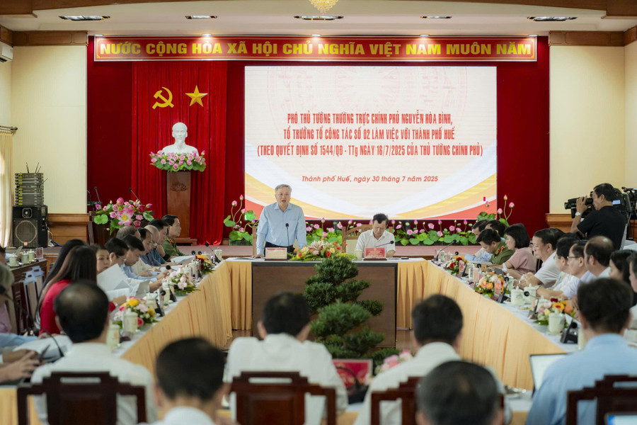 Đoàn công tác Chính phủ và Phó Thủ tướng Thường trực Nguyễn Hòa Bình đã có buổi làm việc nhiều nội dung quan trọng với Thành ủy Huế. 7.jpg