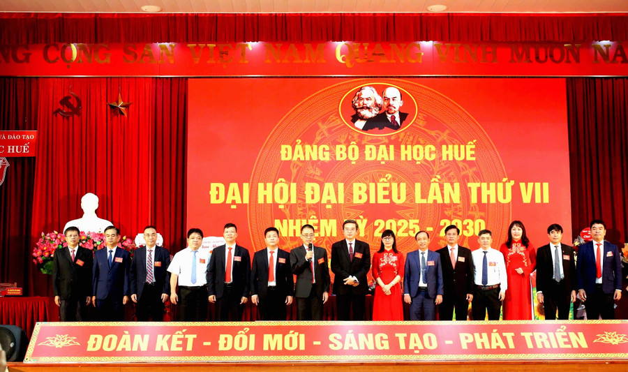 Ban Chấp hành Đảng bộ Đại học Huế nhiệm kỳ mới 2025-2030 với 15 thành viên ra mắt. 9.jpg