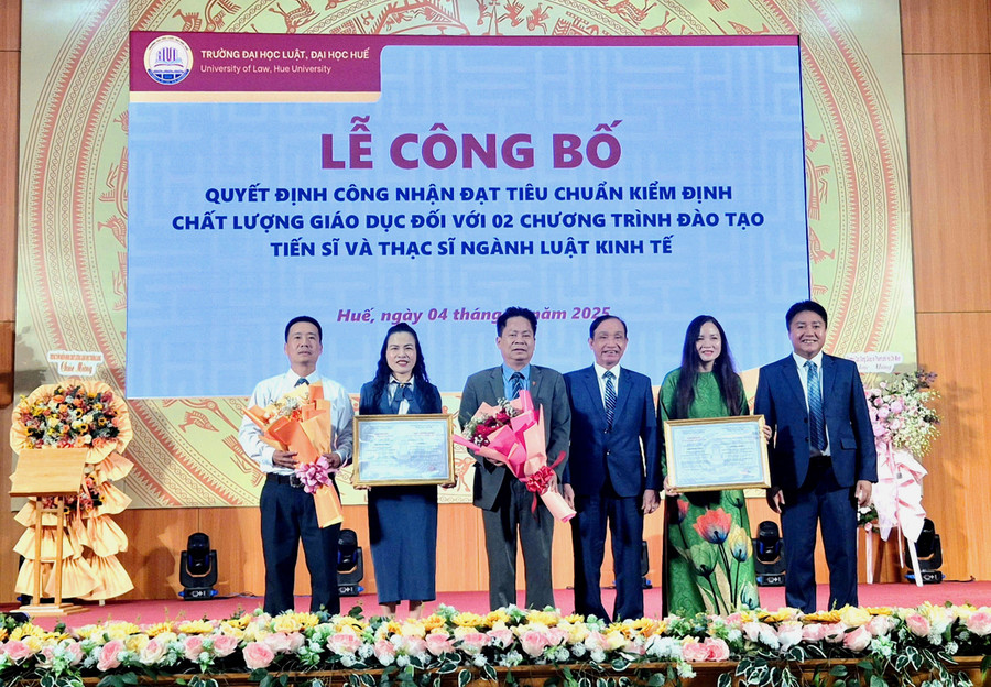 Đại diện nhà trường nhận Quyết định đạt chuẩn 2 chương trình đào tạo thạc sĩ và tiến sĩ ngành Luật Kinh tế.