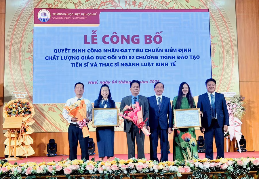 Đại diện nhà trường nhận Quyết định đạt chuẩn 2 chương trình đào tạo thạc sĩ và tiến sĩ ngành Luật Kinh tế.