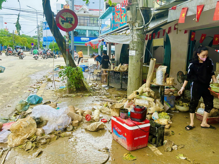 Ngổn ngang đồ đạc hư hỏng do nước lũ, bùn non tại nhiều cửa hàng kinh doanh tại TP Huế.