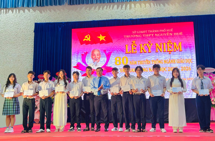 Khen thưởng học sinh đạt thành tích cao trong học tập. 3458628c-b042-4876-9b59-af22e842084d.jpg