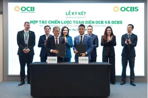 Ông Phạm Hồng Hải – Tổng Giám đốc OCB và Ông Nguyễn Đức Quân Tùng – Thành viên HĐQT kiêm Tổng Giám đốc OCBS đại diện ký kết thỏa thuận hợp tác chiến lược toàn diện