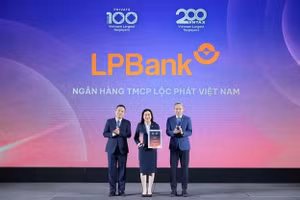 Bà Nguyễn Thị Vui - Thành viên Ban Điều hành đại diện LPBank nhận cúp và kỷ niệm chương từ Ban tổ chức