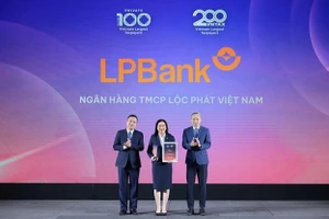 Bà Nguyễn Thị Vui - Thành viên Ban Điều hành đại diện LPBank nhận cúp và kỷ niệm chương từ Ban tổ chức