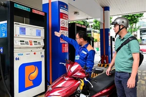 Giá xăng ngày mai dự báo quay đầu giảm sâu