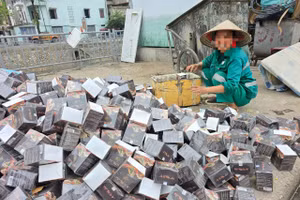 Số lượng lớn thực phẩm chức năng vứt tràn lan tại phố Nguyễn Lân, Hà Nội