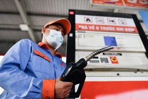 Giá xăng vượt 20.000 đồng một lít