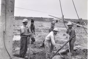 Công nhân ngành Điện đào hố, gia cố bảo vệ thiết bị và các trạm diezel trong thời kỳ chiến tranh phá hoại (Ảnh tư liệu)