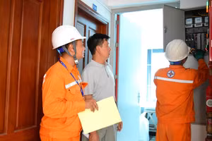 Công nhân EVNHANOI kiểm tra thiết bị điện tại khu vực cho thuê trọ thuộc phường Hà Đông
