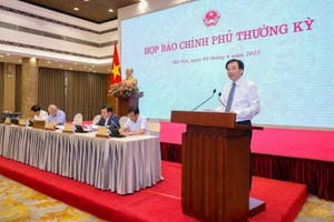 Bộ trưởng, Chủ nhiệm Văn phòng Chính phủ Trần Văn Sơn, Người phát ngôn của Chính phủ, chủ trì buổi họp báo Chính phủ thường kỳ tháng 5
