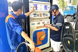 Giá xăng giảm gần 4.000 đồng/lít 