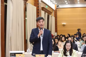 Ông Nguyễn Trí Đức - Chánh Văn phòng, Người phát ngôn Bộ Xây dựng trả lời câu hỏi của phóng viên tại họp báo