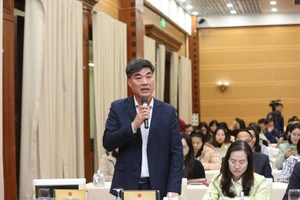 Ông Nguyễn Trí Đức - Chánh Văn phòng, Người phát ngôn Bộ Xây dựng trả lời câu hỏi của phóng viên tại họp báo