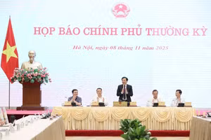 Bộ trưởng, Chủ nhiệm Văn phòng Chính phủ Trần Văn Sơn, Người phát ngôn của Chính phủ và lãnh đạo bộ, ngành tại buổi họp báo.