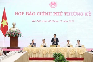 Bộ trưởng, Chủ nhiệm Văn phòng Chính phủ Trần Văn Sơn, Người phát ngôn của Chính phủ và lãnh đạo bộ, ngành tại buổi họp báo.