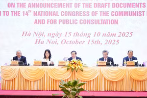 Các đại biểu tham dự chủ trì họp báo