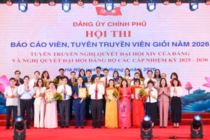 Uỷ viên Bộ Chính trị, Phó Bí thư Thường trực Đảng uỷ Chính phủ, Phó Thủ tướng Thường trực Chính phủ Phạm Gia Túc cùng các thí sinh tham gia cuộc thi.
