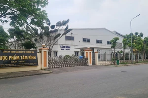 Ngày 15/5, theo ghi nhận tại nhà máy Dược phẩm Tâm Bình ở Khu công nghiệp Ninh Hiệp (Gia Lâm, Hà Nội) cổng chính khép hờ, không có nhiều xe cộ ra vào. Bên trong, không khí tĩnh lặng, không tiếng máy móc vận hành, không bóng dáng công nhân qua lại.