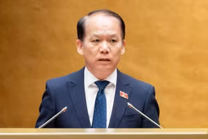 Bộ trưởng Bộ Tư pháp Hoàng Thanh Tùng trình bày báo cáo giải trình, tiếp thu, chỉnh lý dự án Luật Hộ tịch (sửa đổi).