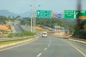Nhiều đoạn cao tốc Nội Bài - Lào Cai cấm xe tải, xe khách chạy làn 1