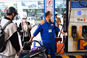 Giá xăng tăng trở lại, RON95-III vượt 20.800 đồng mỗi lít