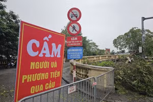 Hà Nội cấm toàn bộ phương tiện qua cầu Long Biên 