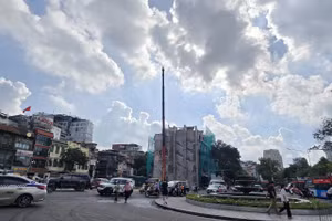 Phá dỡ một phần nhà hàng Thủy Tạ bên bờ hồ Gươm