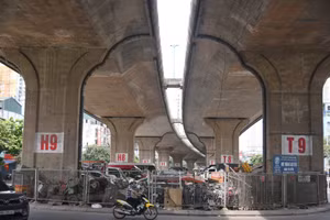 Hà Nội yêu cầu di dời bãi trông giữ xe ra khỏi gầm cầu trước 30/10