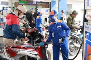 Đề xuất miễn, giảm thuế nhập khẩu Ethanol để hạ giá xăng E10