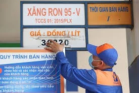 Giá xăng dự báo tăng mạnh thêm 2.000 đồng/lít