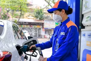 Giá xăng giảm mạnh từ chiều nay 25/12