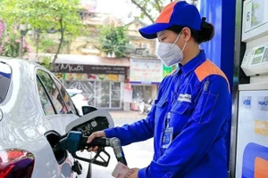 Giá xăng giảm mạnh từ chiều nay 25/12