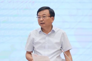 Ông Nguyễn Danh Huy - Thứ trưởng Bộ Xây dựng trả lời tại họp báo.