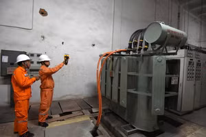 Công nhân EVNHANOI kiểm tra tình trạng máy biến áp tại Cung Văn hóa Lao động Hữu nghị Việt Xô - địa điểm tổ chức hội thảo kỷ niệm 70 năm Ngày Giải phóng Thủ đô