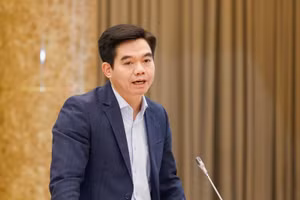 Cục trưởng Cục Tiền lương và Bảo hiểm xã hội (Bộ Nội vụ) Phạm Trường Giang trả lời câu hỏi của báo chí