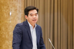 Cục trưởng Cục Tiền lương và Bảo hiểm xã hội (Bộ Nội vụ) Phạm Trường Giang trả lời câu hỏi của báo chí