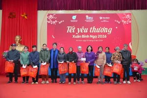 Dược phẩm Tâm Bình tặng quà Tết cho hộ gia đình hoàn cảnh khó khăn ở 2 xã của Hà Nội