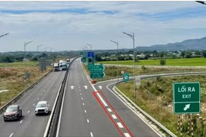 Vạch kẻ đường liền quá dài ở lối ra, cùng với việc bị xử phạt nên người tham gia giao thông cho rằng không hợp lý, hợp tình.