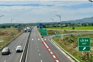 Vạch kẻ đường liền quá dài ở lối ra, cùng với việc bị xử phạt nên người tham gia giao thông cho rằng không hợp lý, hợp tình.