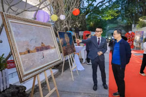 Hoạ sĩ 9X gây sốt với bức sơn mài bán giá 100.000 USD