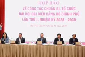 Ủy viên Bộ Chính trị, Phó Bí thư Thường trực Đảng ủy Chính phủ, Phó Thủ tướng Thường trực Chính phủ Nguyễn Hòa Bình cùng lãnh đạo các bộ chủ trì họp báo.