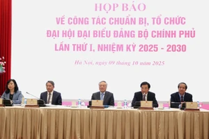 Ủy viên Bộ Chính trị, Phó Bí thư Thường trực Đảng ủy Chính phủ, Phó Thủ tướng Thường trực Chính phủ Nguyễn Hòa Bình cùng lãnh đạo các bộ chủ trì họp báo.